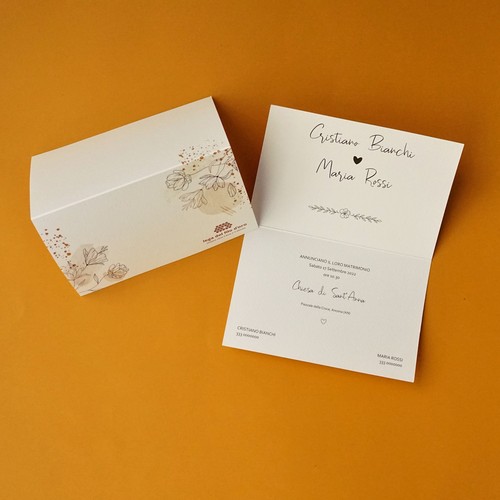 Partecipazione in cartoncino pregiato pieghevole: sulla faccia esterna si trova una stampa floreale in toni caldi mentre all'interno sono scritti i nomi degli sposi, data e luogo del matrimonio. 5