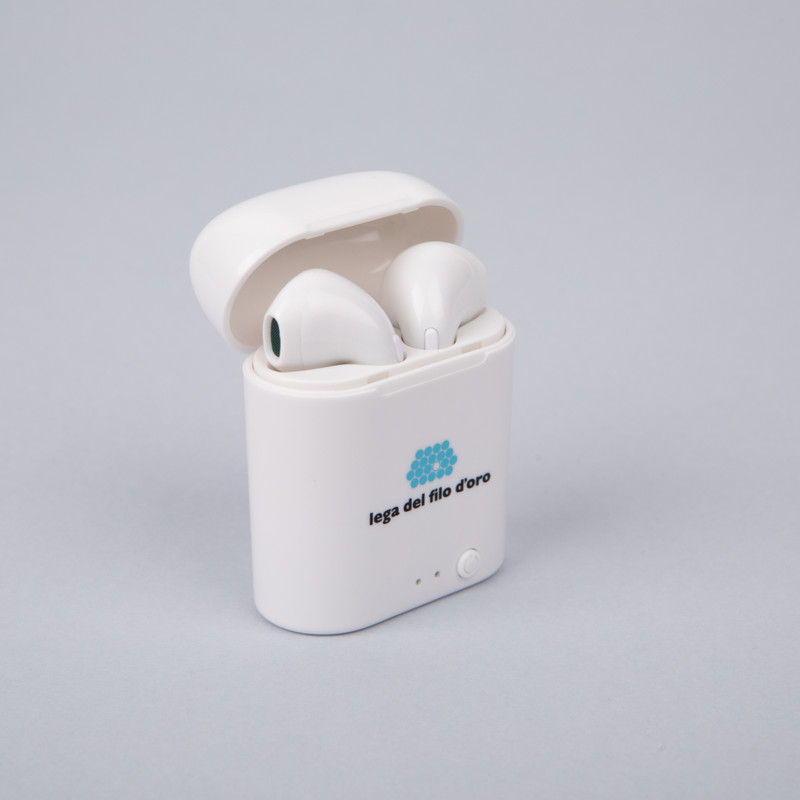 Auricolari Wireless bianchi nella loro custodia di ricarica. Regali solidali della Lega del Filo d'Oro.
