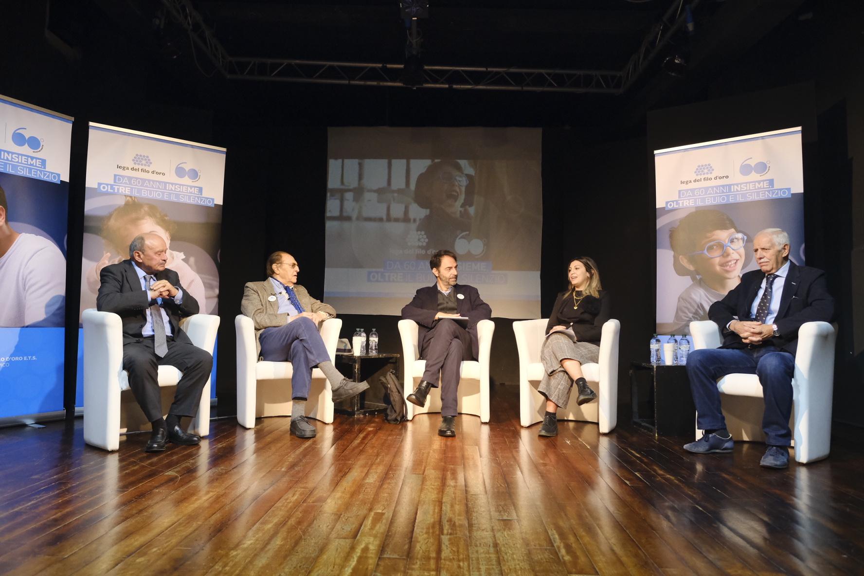 Evento lancio campagna del 60° anniversario. In sala sono seduti i testimonial Neri Marcorè e Renzo Arbore, il Presidente della Lega del Filo d'Oro Rossano Bartoli, la mamma di Nicola, Paola e uno dei sostenitori storici della Lega del Filo d'Oro, Ambrogio, uno dei protagonista della campagna.