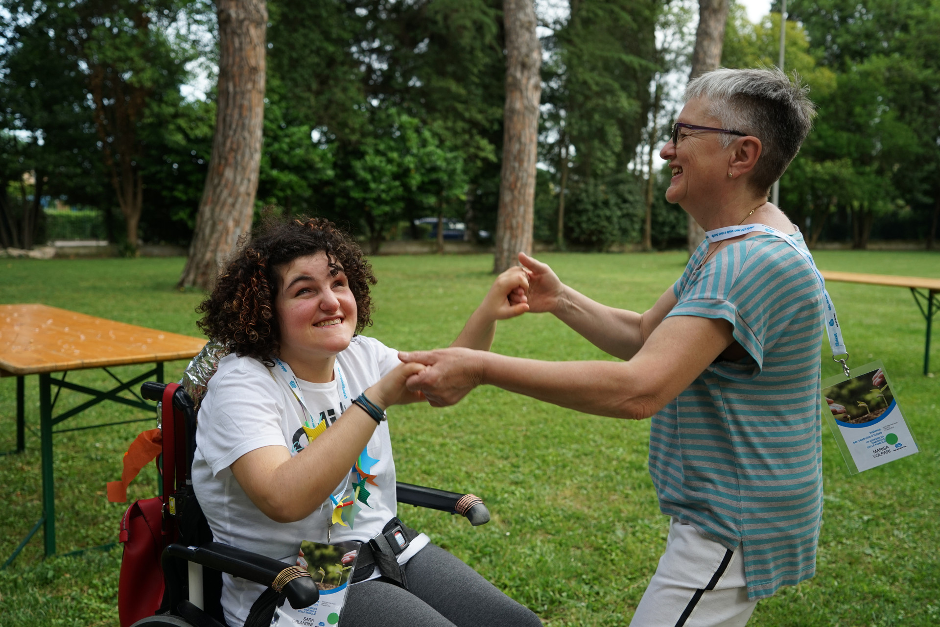 Sara, ospite residenziale del Centro di Lesmo, durante il weekend delle Famiglie che gioca e ride con una volontaria.