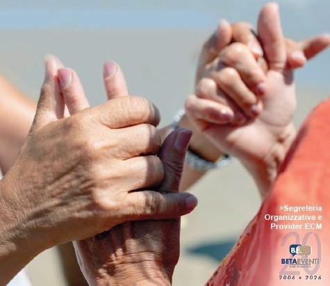 L’immagine mostra un primo piano di mani mentre comunicano utilizzando la lingua dei segni italiana tattile. 