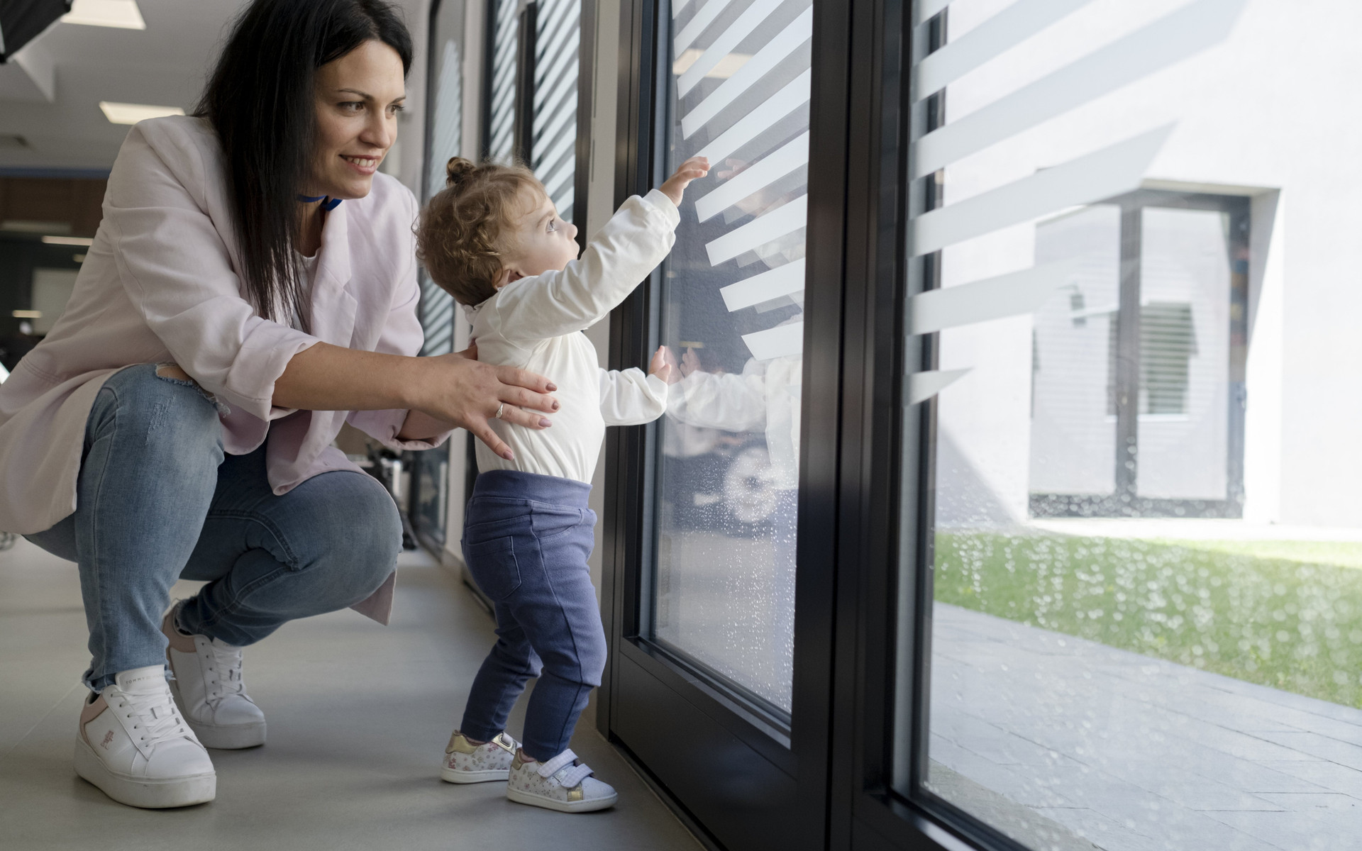 Mamma Agostina e Benedetta che giocano alla finestra della Sala d'Attesa del Centro Nazionale a Osimo