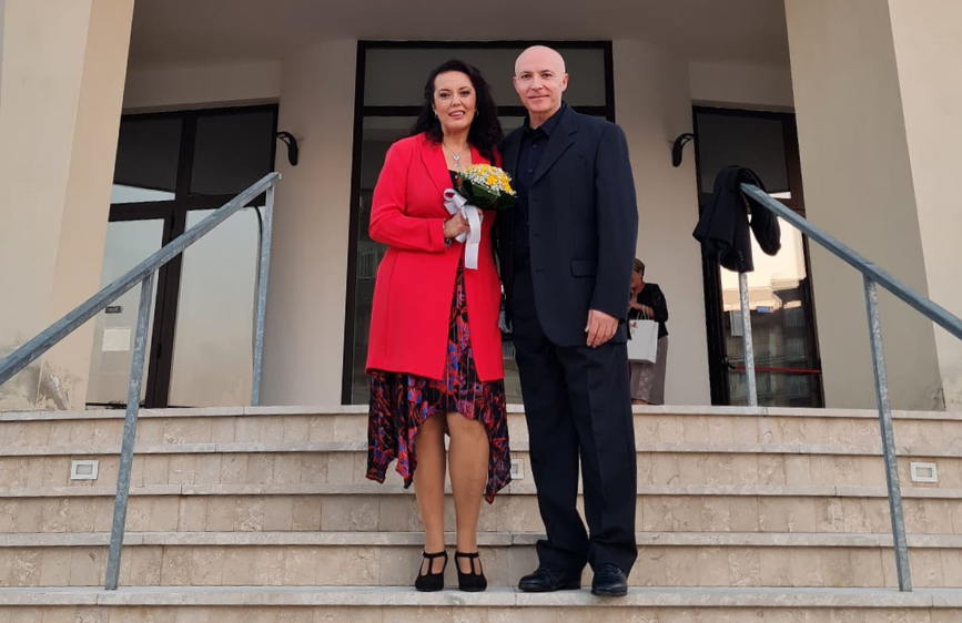 25° anniversario Eulalia - foto moglie e marito davanti alla chiesa