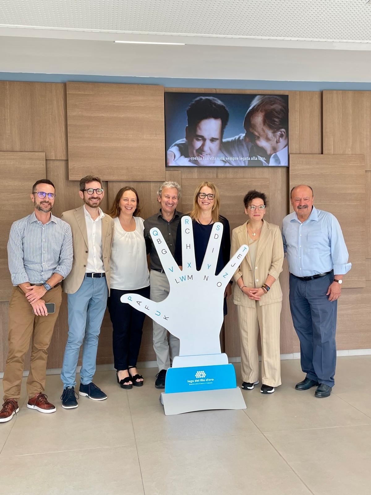 Nella foto compaino il Direttore Comunicazione e Raccolta Fondi Lega del Filo d’Oro, il Professore Associato Dipartimento Management Facoltà Economia Giorgio Fuà – Università Politecnica Marche, il Professore Associato Economia e Gestione delle Imprese Sapienza Università di Roma, Consigliere Presidenza SIM, il Professore Ordinario Marketing Dip. Economia Università della Campania Luigi Vanvitelli, Presidente del Premio Marketing per l’Università-SIM, il Professore Ordinario Marketing Dip. Management, Università degli Studi di Verona, Segretario Generale SIM, il Professore Associato di Marketing Università di Roma Lumsa, Consigliere Presidenza SIM e il Presidente Lega del Filo d’Oro.