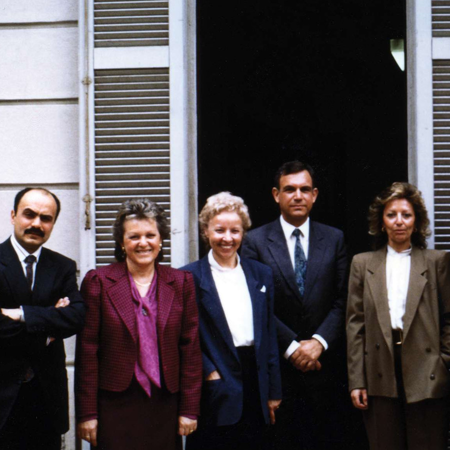 Foto di gruppo di sei persone davanti all'ingresso della Sede di Milano. Sono in sei, tutti vestiti in modo elegante, il primo sulla sinistra è Rossano Bartoli.