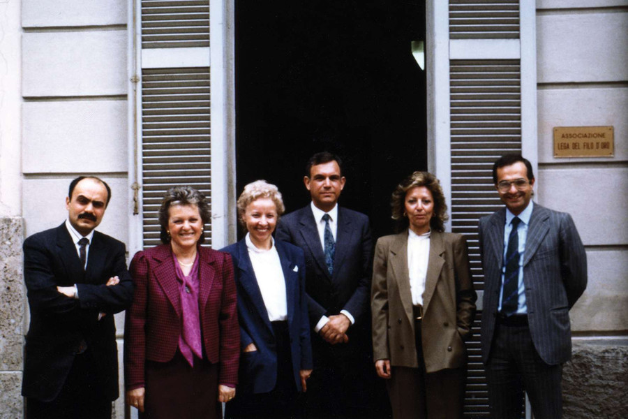 Foto di gruppo di sei persone davanti all'ingresso della Sede di Milano. Sono in sei, tutti vestiti in modo elegante, il primo sulla sinistra è Rossano Bartoli.