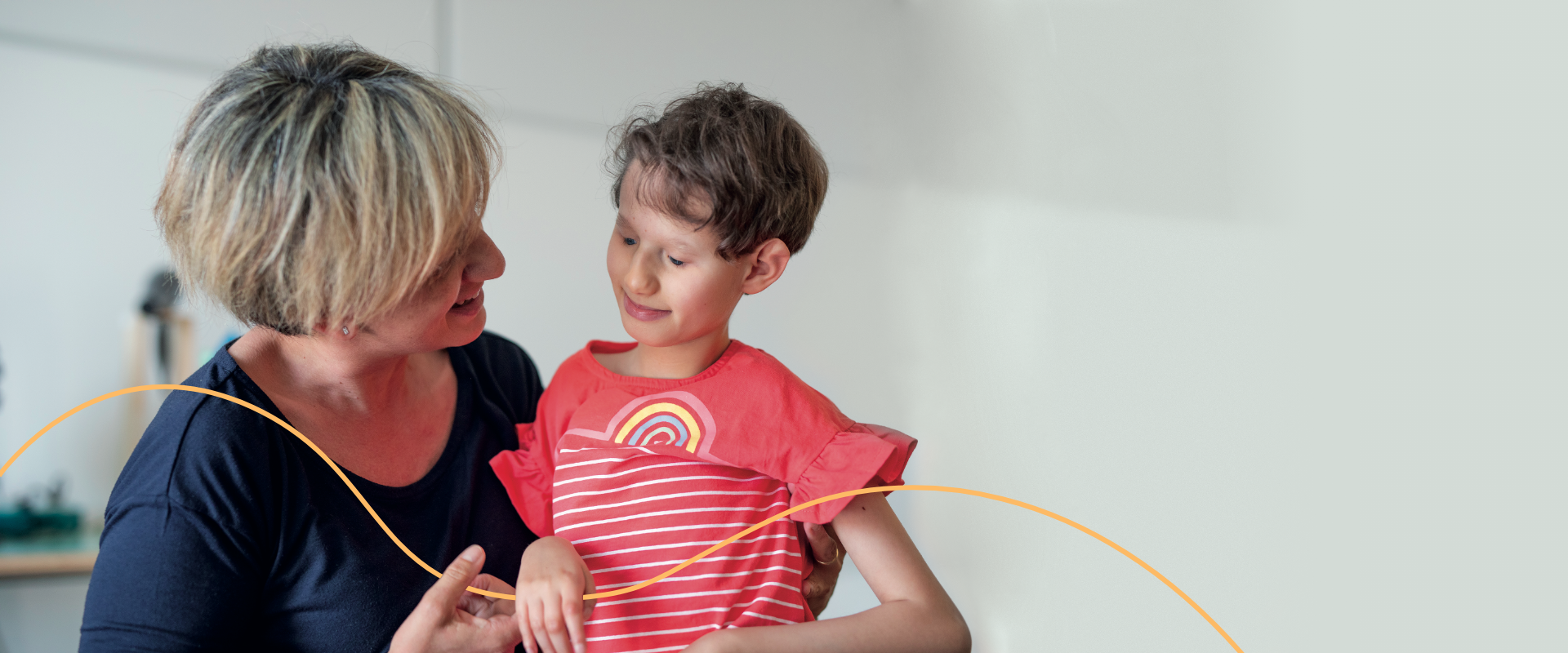 Asia, una bimba utente della Lega del Filo d'Oro, gioca con un'operatrice.