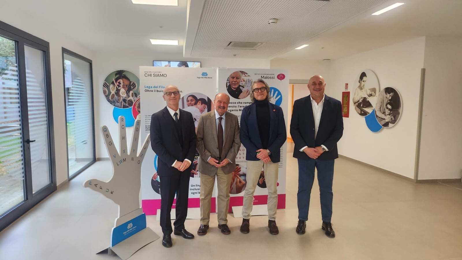 Nella foto scattata al Centro Nazionale della Lega del Filo d’Oro sono ritratti, da sinistra verso destra, il Direttore Generale, il Presidente della Fondazione, il Rettore dell’Università Politecnica delle Marche e il Direttore Sanitario, in posa durante la visita.