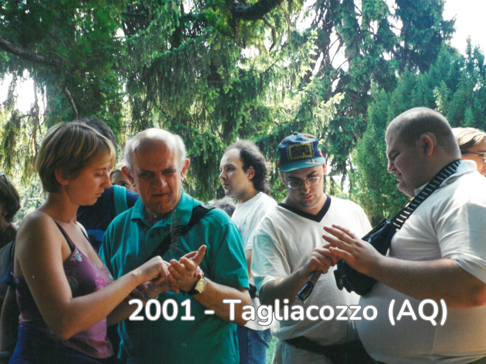 Utenti e volontari durante i soggiorni estivi a Tagliacozzo nel 2001