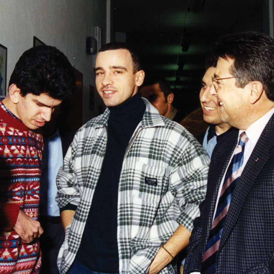 Eros Ramazzotti, cantante, incontra un utente sordocieco. Intorno ci sono altre persone, sorridenti.