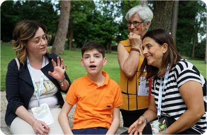 Volontarie giocano insieme ad un utente durante l'Assemblea Nazionale delle Famiglie