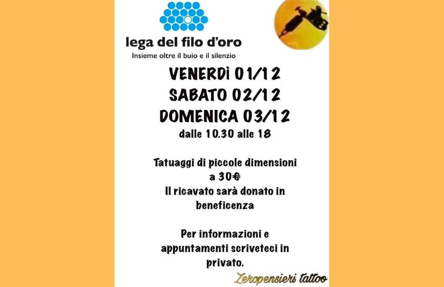 Locandina arancione con il logo della "Lega del Filo d'Oro" in alto. Annuncia un evento di tatuaggi a scopo benefico, con piccole dimensioni a 30 euro, che si terrà venerdì 1, sabato 2 e domenica 3 dicembre dalle 10:30 alle 18:00. Il ricavato sarà interamente devoluto in beneficenza. In basso, la scritta "Zeropensieri Tattoo".
