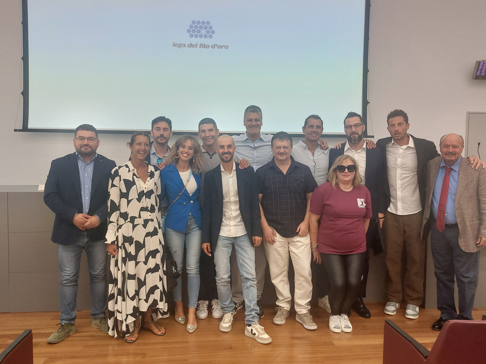 Foto di gruppo dell’Associazione Miti dello Sport, promotori dell’evento “Donare un sorriso”. Con loro il presidente della Lega del Filo d'Oro Rossano Bartoli.