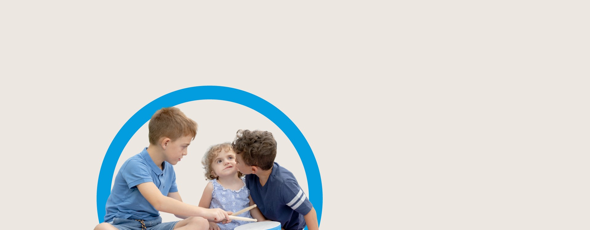 Benedetta è in mezzo ai suoi fratelli, con i quali sta suonando il tamburo. Uno di questi alla sua sinistra, le sta dando un affettuoso bacio sulla guancia