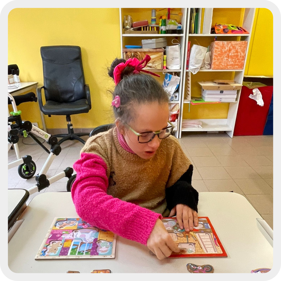 Ragazza+sordocieca+impegnata+in+attivit%c3%a0+di+coordinazione+al+tavolo+-+Lega+del+Filo+d%27Oro