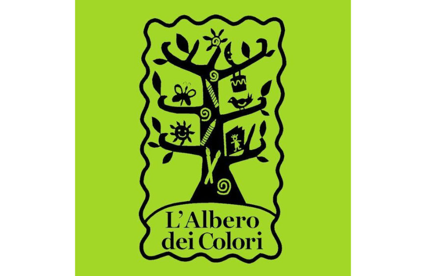 È un logo con un grande albero stilizzato nero su uno sfondo verde lime. Sull'albero sono disegnati vari simboli come farfalle, lune, soli e libri, e sotto l'albero si legge la scritta "L'Albero dei Colori" in nero.