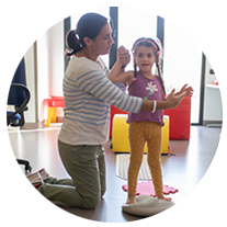 Letizia, una bimba utente della Lega del Filo d'Oro,che fa attività con la sua educatrice. 