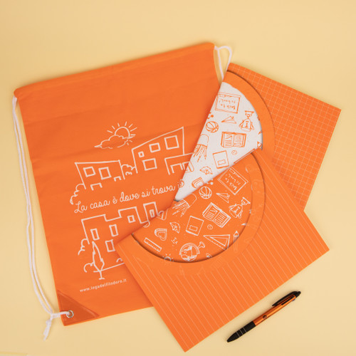 Bellissimo kit per la scuola composto da una sacca, due quaderni e una penna. Bellissimo regalo di natale solidale utile ed originale.