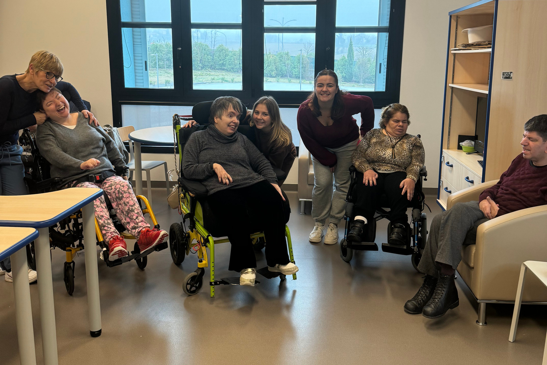 Alcuni ospiti della Lega del Filo d’Oro di Osimo sorridono e posano durante una giornata speciale dedicata al Fantasanremo.