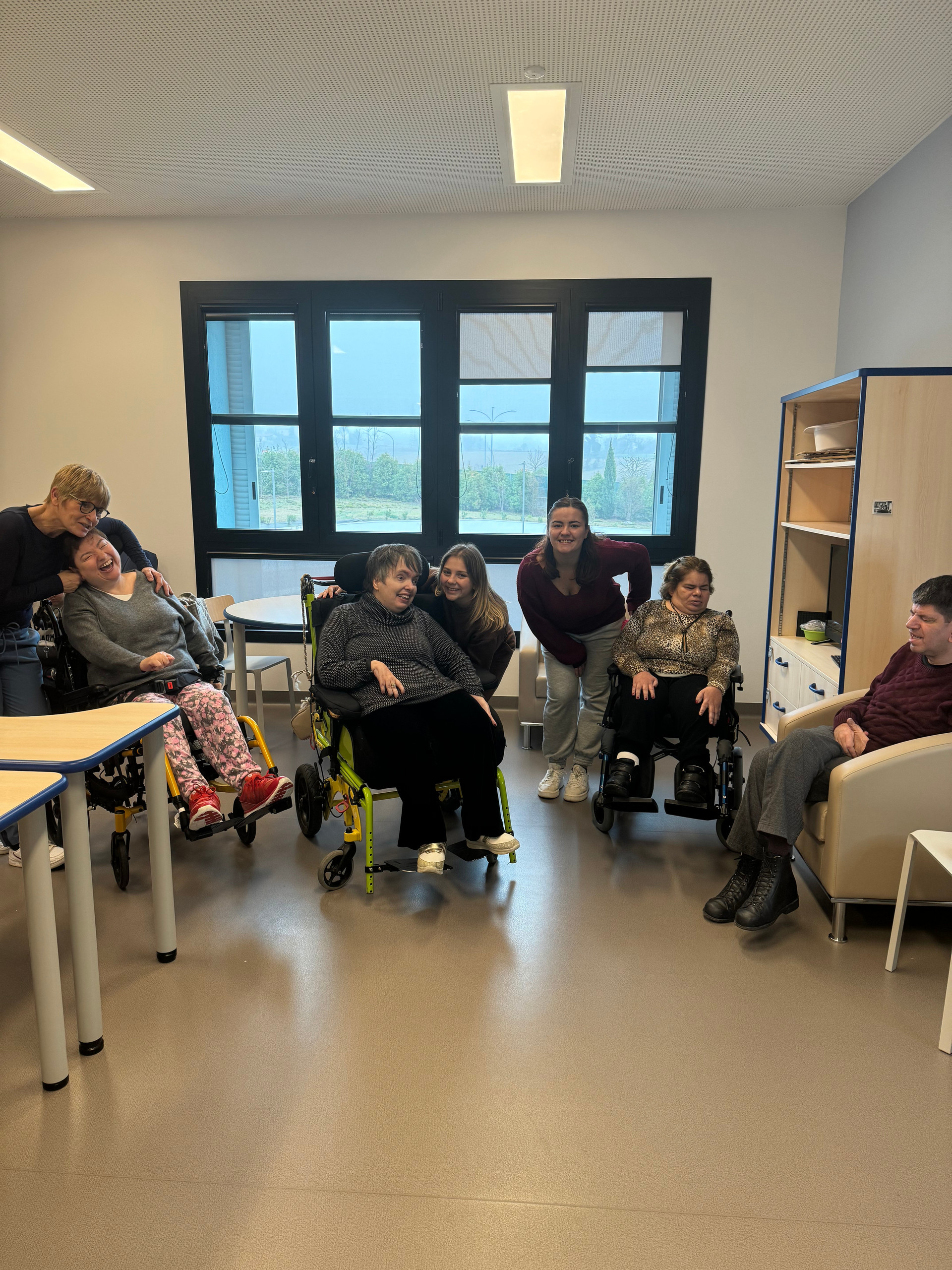 Alcuni ospiti della Lega del Filo d’Oro di Osimo sorridono e posano durante una giornata speciale dedicata al Fantasanremo.