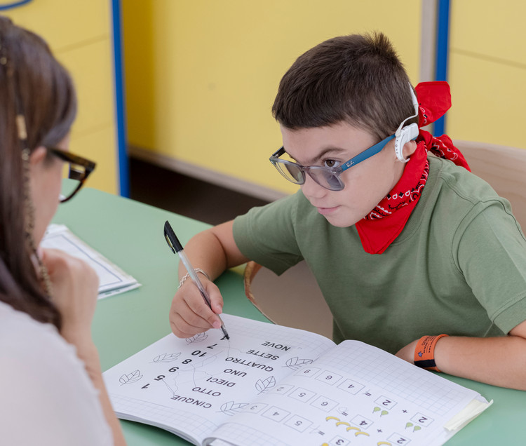 Leonardo con l'educatrice mentre fa i compiti