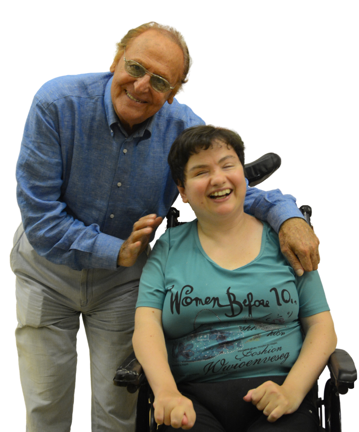 Renzo Arbore, storico testimonial della Lega del Filo d'Oro racconta la sua storia. Nella foto abbraccia Paola, una utente sordocieca che sorride entusiasta.
