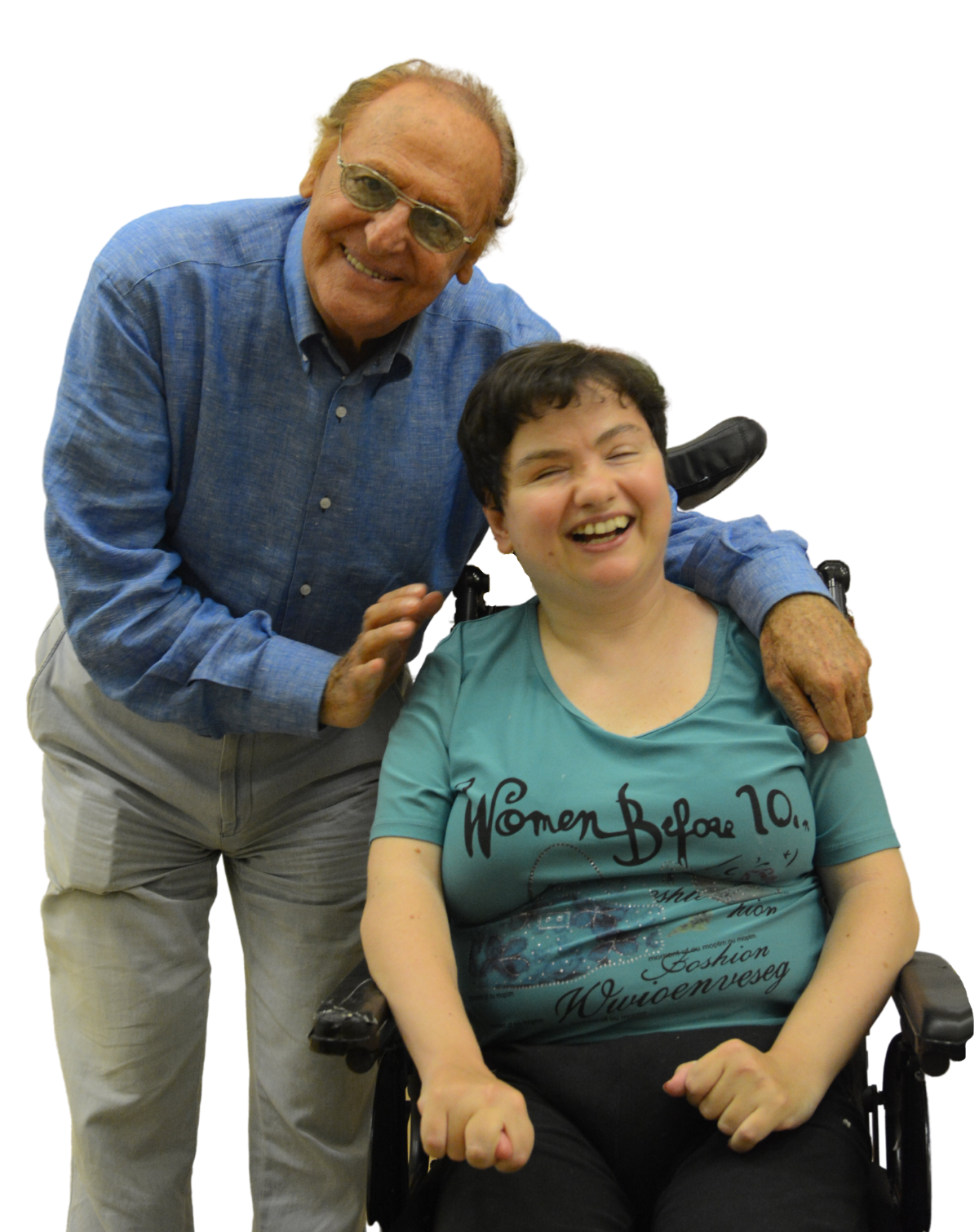 Renzo Arbore, storico testimonial della Lega del Filo d'Oro racconta la sua storia. Nella foto abbraccia Paola, una utente sordocieca che sorride entusiasta.