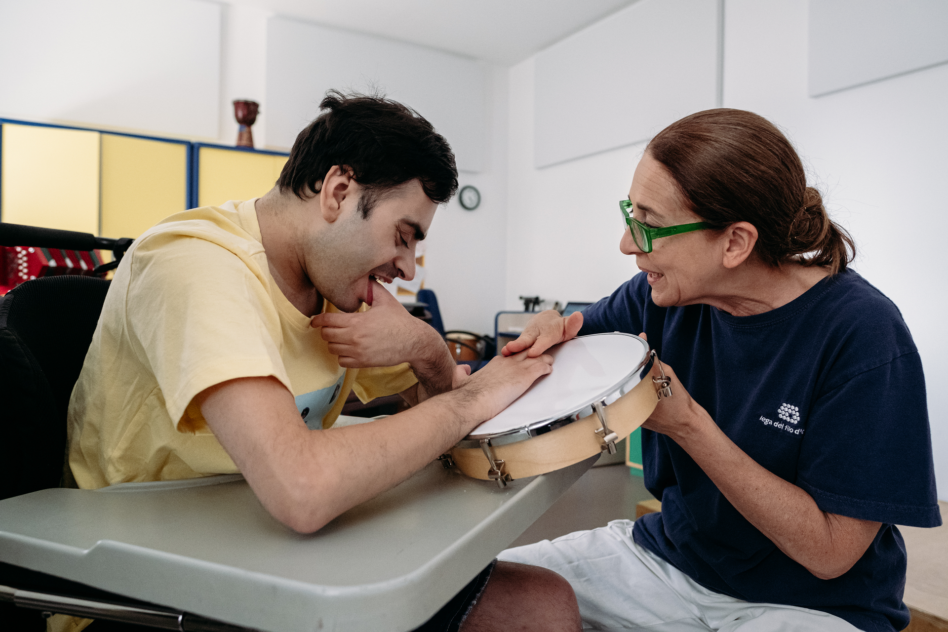 La musicoterapista Fiammetta è in classe con Simone mentre suonano il tamburello.