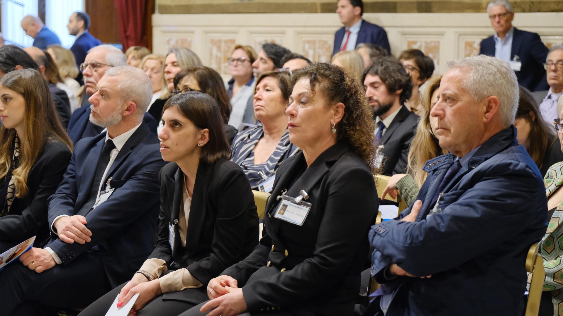 LFO Camera dei Deputati - Presentazione del Manifesto delle Persone Sordocieche. In prima fila ci sono Francesca Donnarumma e Matilde Lauria ad ascoltare la conferenza