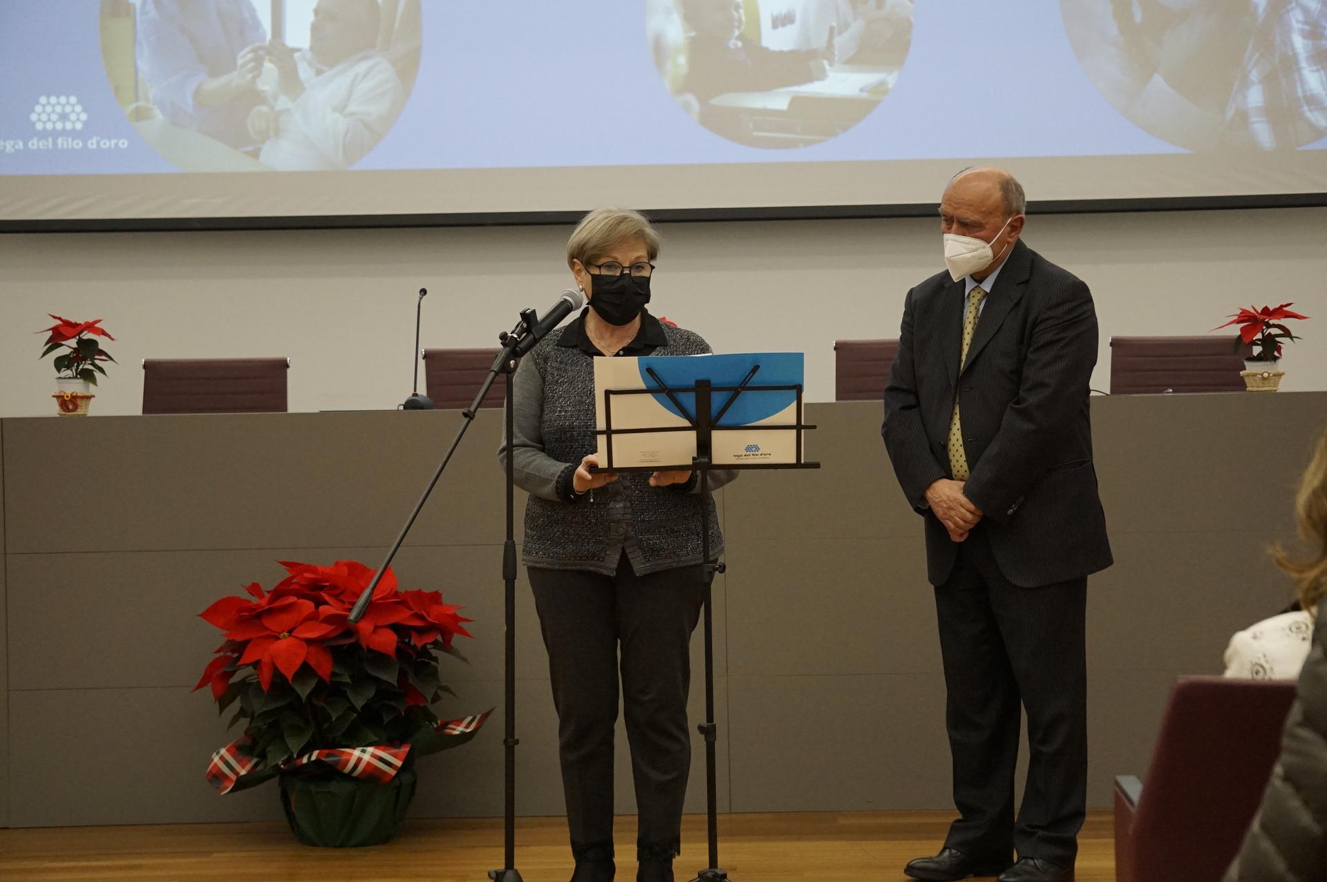 Rosa Francioli, al microfono, parla accanto al Presidente Bartoli