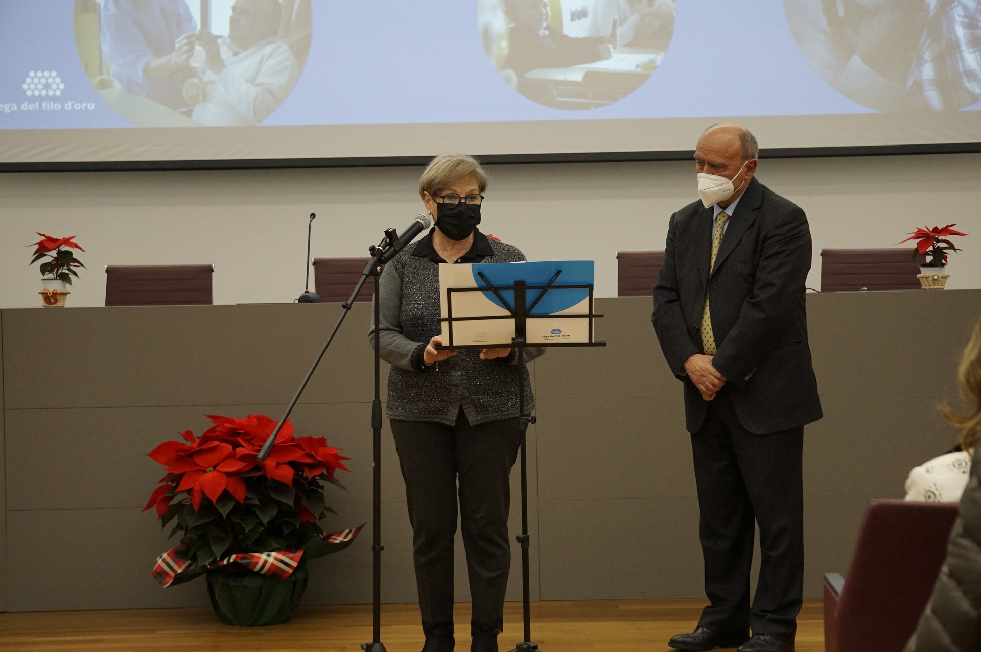 Rosa Francioli, al microfono, parla accanto al Presidente Bartoli