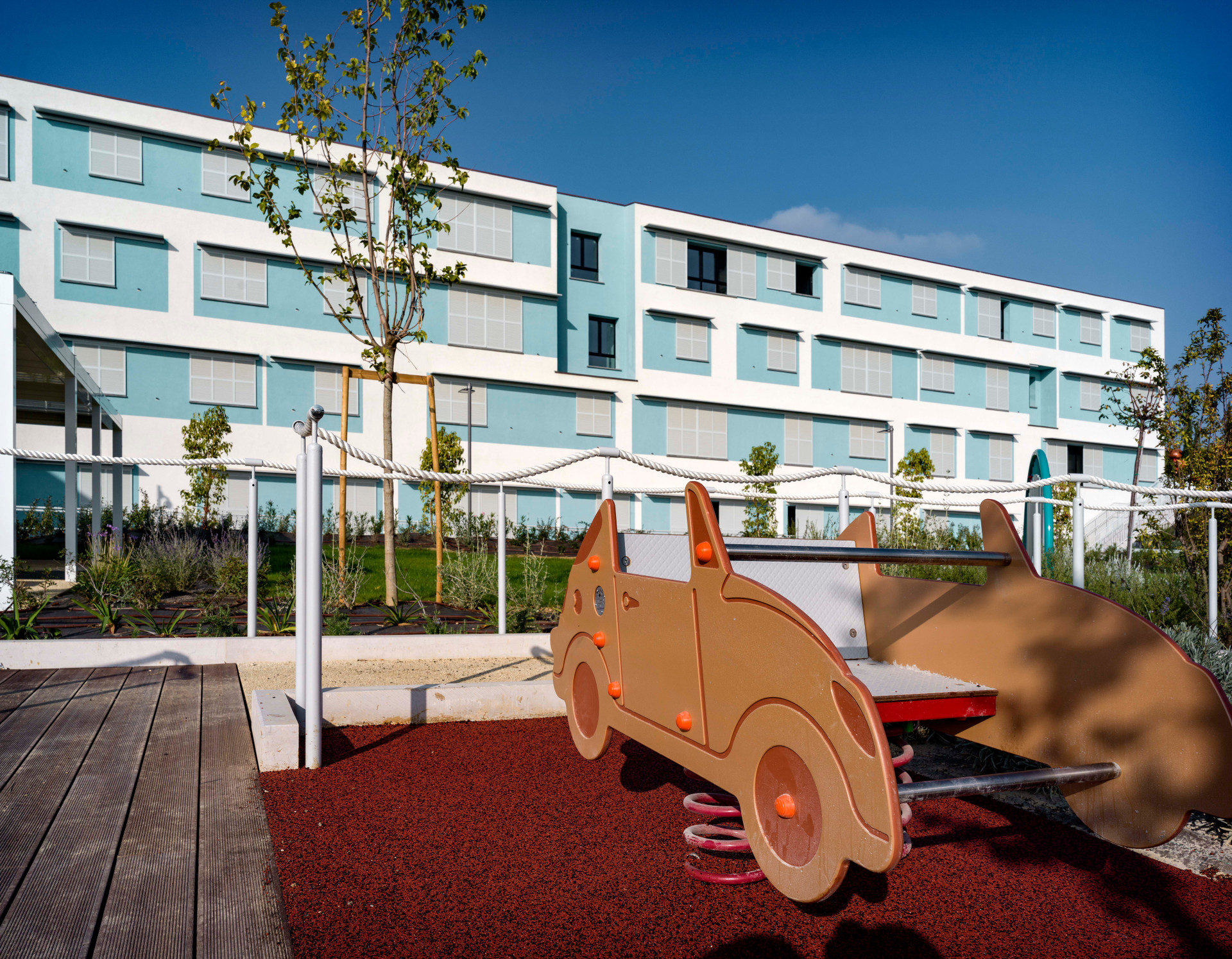 Focus su un dettaglio di un gioco e del percorso sensoriale presente nel nuovo giardino del Centro Nazionale di Osimo