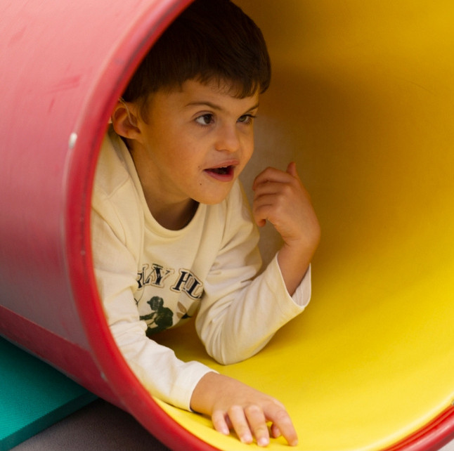 Agostino, un utente bambino della Lega del Filo d'Oro, che gioca