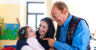 Renzo Arbore che scherza con un utente della Lega del Filo d'Oro