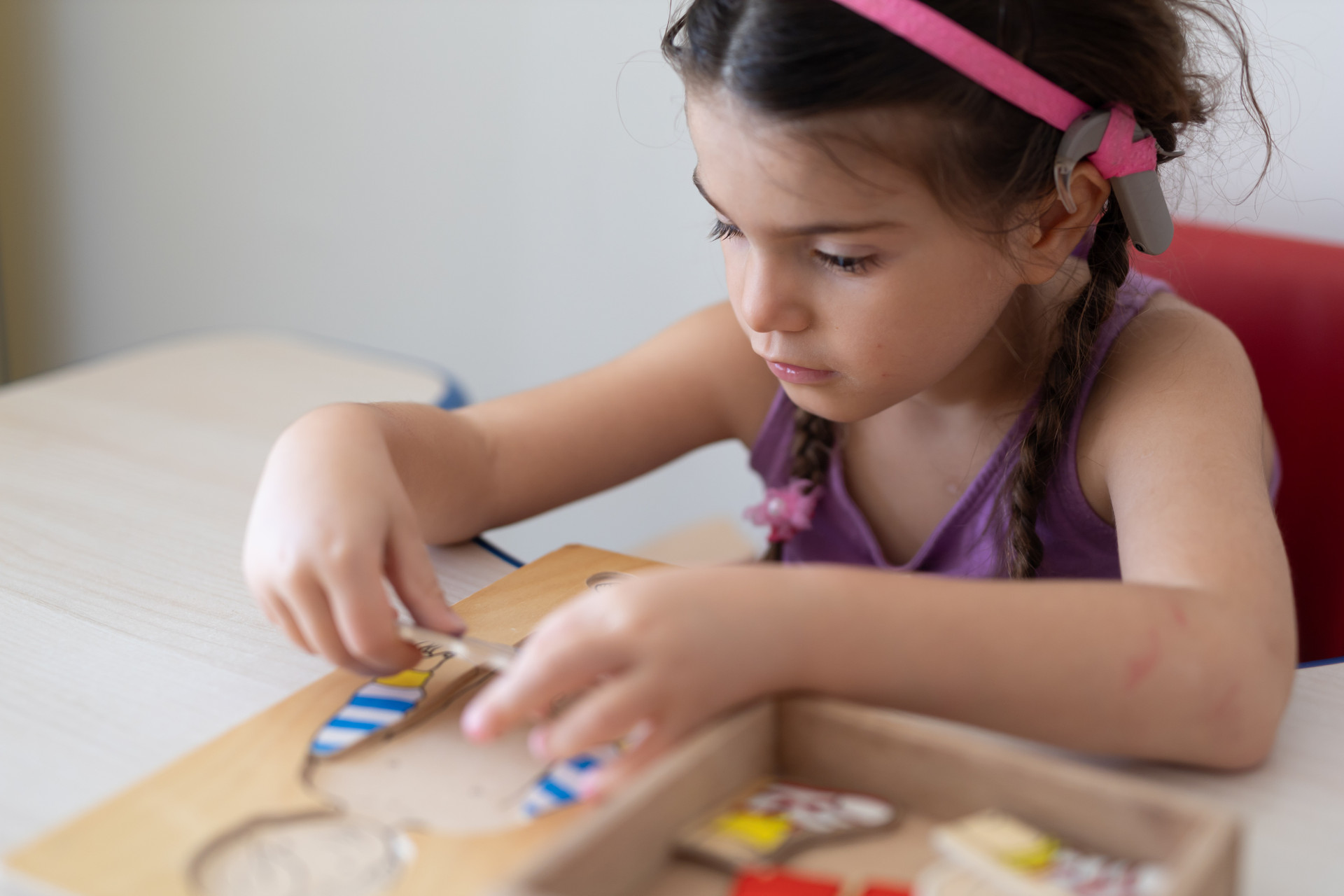 Letizia, bambina utente seguita dalla Lega del Filo d'Oro, ripresa durante un'attività quotidiana