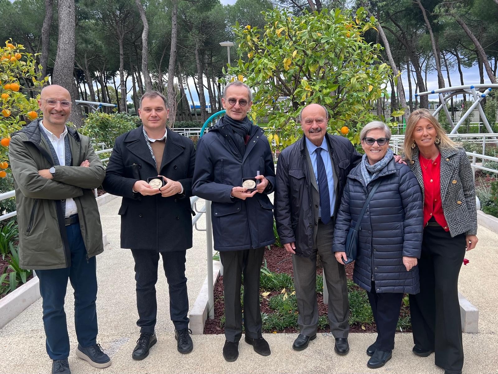 Foto di gruppo per celebrare il completamento del nuovo giardino sensoriale del Centro Residenziale di Molfetta della Lega del Filo d'Oro. Nella foto compaiono: il Direttore del Centro Residenziale di Molfetta, il Presidente e Trustee del Trust cover della Fondazione Banco di Napoli, il Presidente della Fondazione Lega del Filo d’Oroi, la mamma di un ospite del Centro Residenziale di Molfetta e la referente dei volontari di Molfetta.