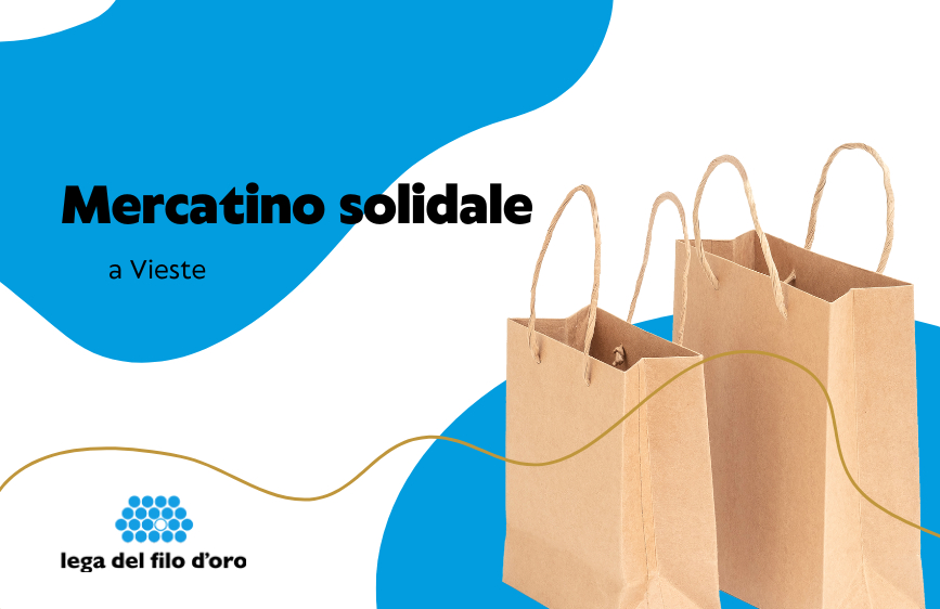 L'immagine promozionale su sfondo blu e bianco annuncia un "Mercatino solidale a Vieste" della Lega del Filo d'Oro. Sono visibili due sacchetti di carta marrone, simbolo dello shopping.