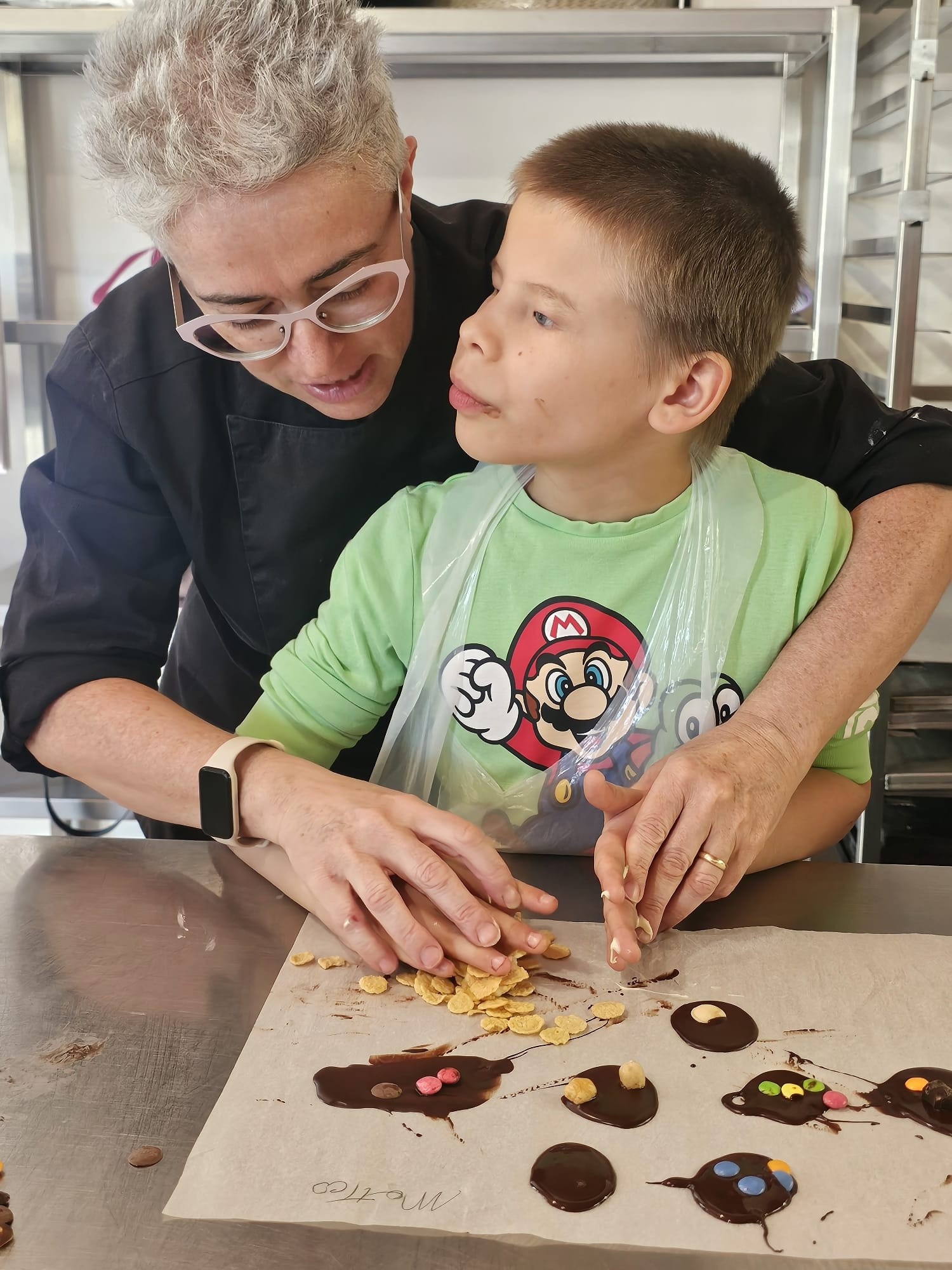 Matteo è alle prese nella preparazione di alcuni cioccolatini durante il Laboratio del Cioccolato svolto dallo scolare di Osimo