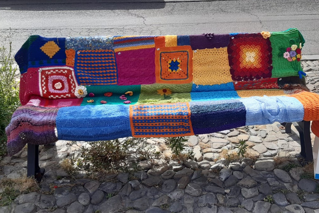 A Modena una panchina è stata decorata con le coloratissime opere dello yarn bombing