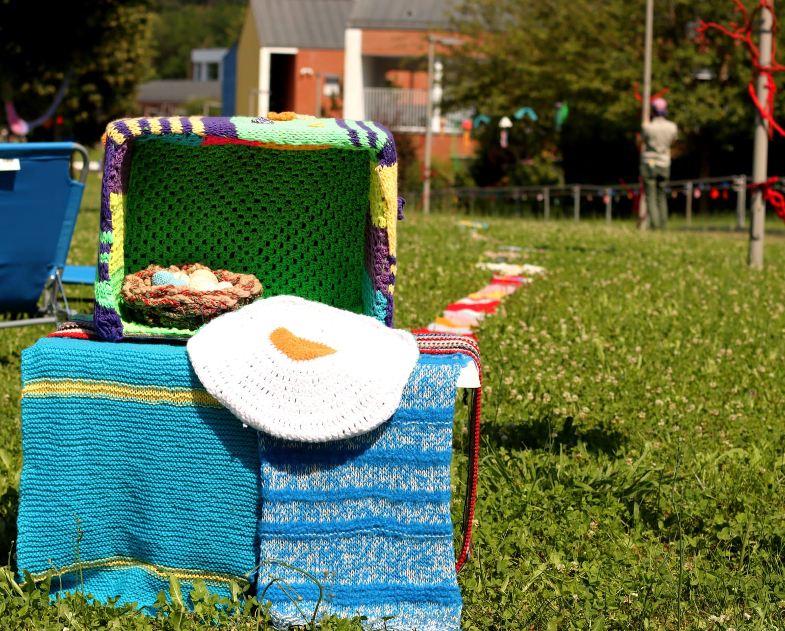 La Lega del Filo d’Oro ha aderito e promosso lo Yarn Bombing: angolo allestito con le creazioni in maglia. Un cestino da picnic realizzato a maglia è affiancato da un uovo al tegamino, anch’esso lavorato a maglia.