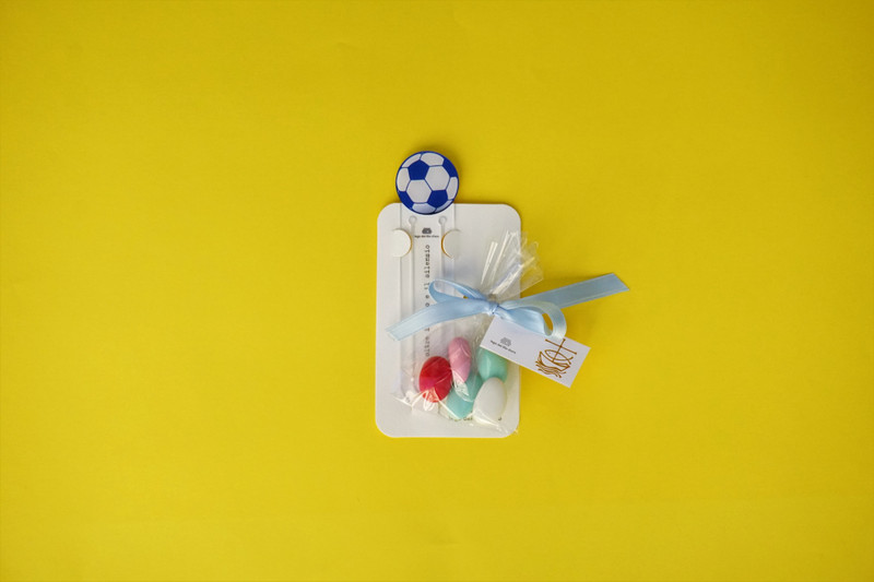 Bomboniera solidale segnalibro pallone, Lega del Filo d'Oro per celebrare con solidarietà il battesimo, la nascita, la comunione, la cresima.