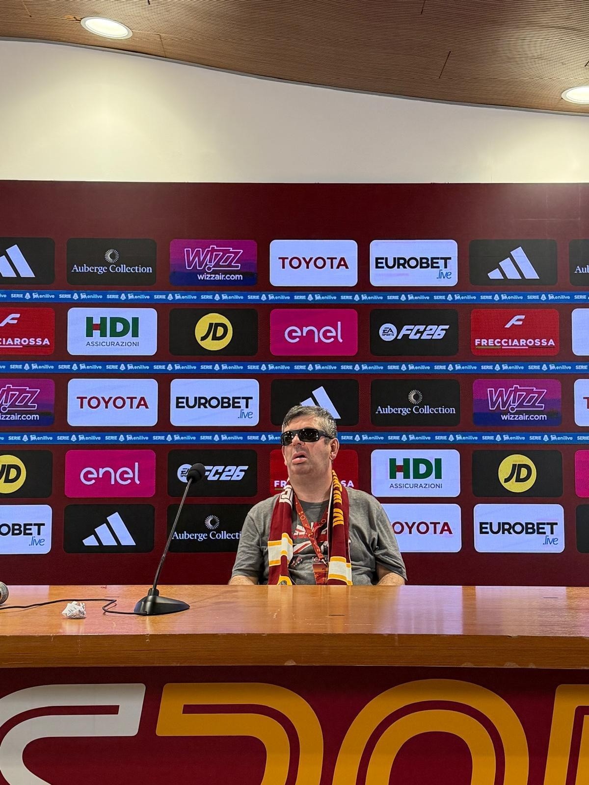 Un utente seguito dalla Sede di Roma è seduto sul tavolo delle conferenze stampa dell'Olimpico di Roma, prima del derby Roma-Lazio