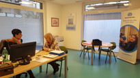 2 Operatrici lavorano negli uffici della Sede Territoriale di Roma della Lega del Filo d'Oro