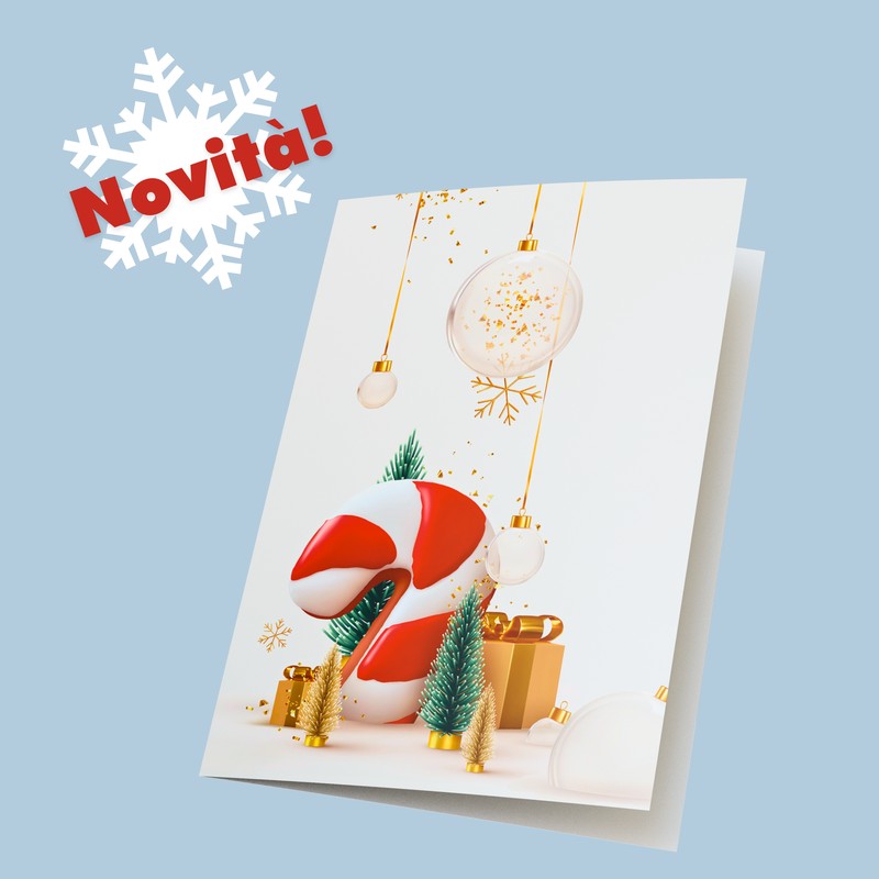 Il biglietto per augurare buone feste con raffigurati un bastoncino candito a strisce rosse e bianche circondato da pacchetti regalo dorati, abeti e tante palline di natale luccicanti. 