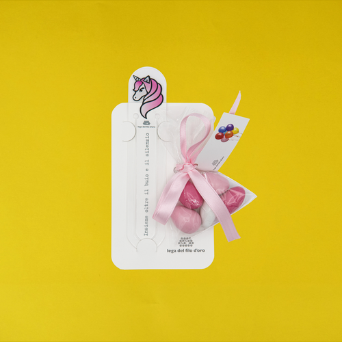 Still life su sfondo giallo della bomboniera unicorno 7