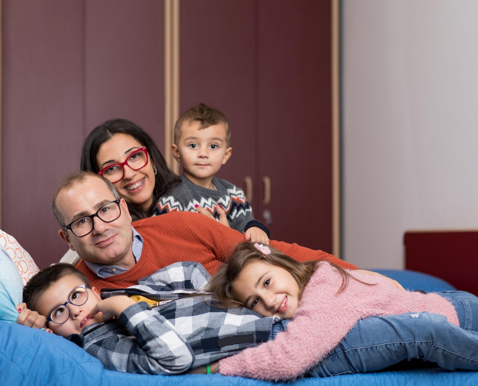 Scatto della Campagna 5x1000 con la famiglia protagonista: la Famiglia Salsetta. Nella foto sono presenti Biagio Luigi, bambino utente seguito dalla Servizio Territoriale di Termini Imerese, la sorellina Marta, papà Francesco, mamma Vanessa e il fratellino Simone.