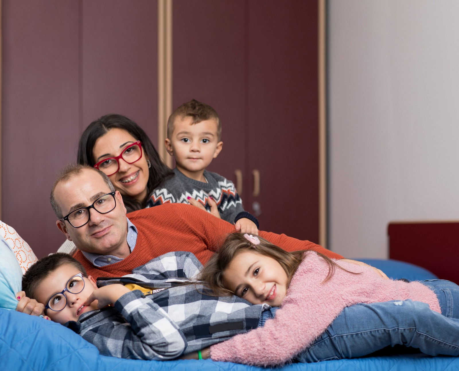 Scatto della Campagna 5x1000 con la famiglia protagonista: la Famiglia Salsetta. Nella foto sono presenti Biagio Luigi, bambino utente seguito dalla Servizio Territoriale di Termini Imerese, la sorellina Marta, papà Francesco, mamma Vanessa e il fratellino Simone.