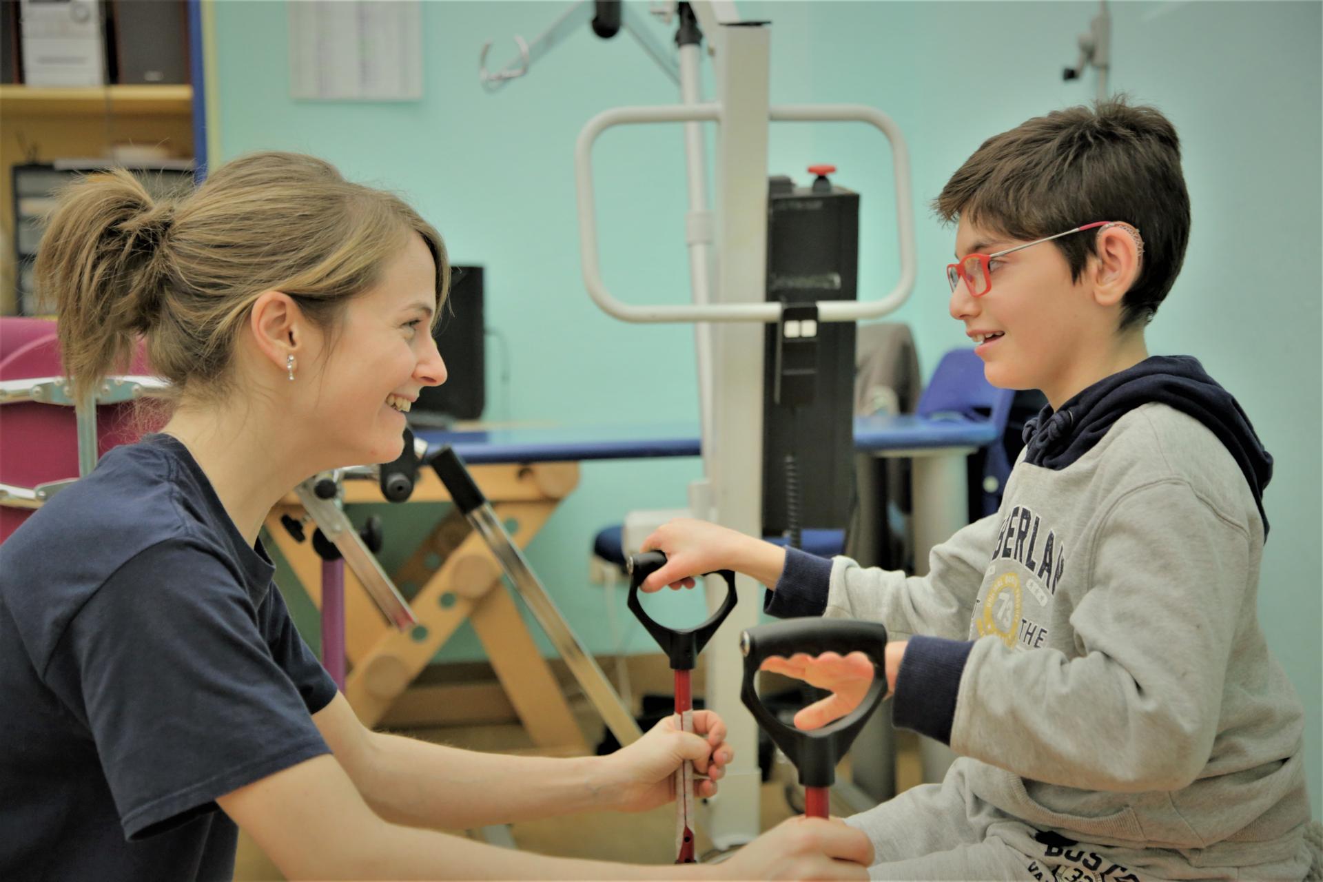 Federico durante una seduta di fisioterapia