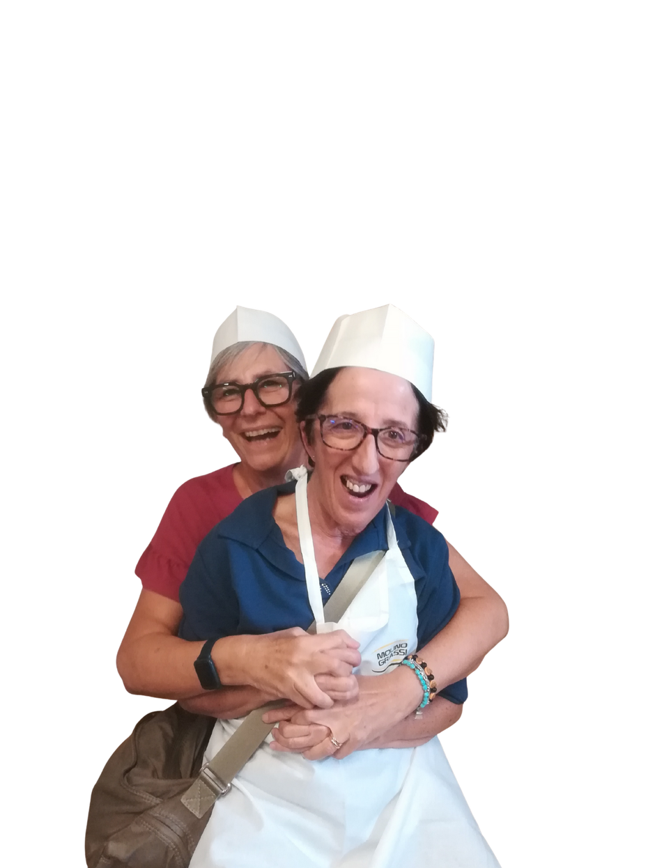 Anna, volontaria di Osimo, in posa insieme ad un'utente seguita dalla Lega del Filo d'Oro. Sorrido insieme molto divertite.