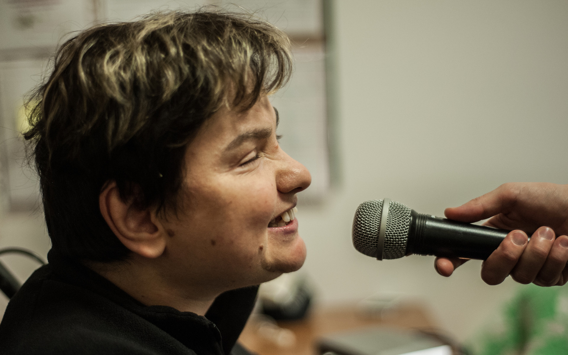 Radio Incredibile - Paola, utente adulta del Centro di Osimo, parla al microfono durante una trasmissione
